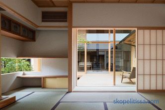 Kuća Hiiragi - kuća u obliku slova U, u čijem se središtu nalazi dvorište i obiteljsko stablo