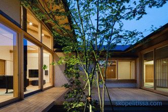 Kuća Hiiragi - kuća u obliku slova U, u čijem se središtu nalazi dvorište i obiteljsko stablo