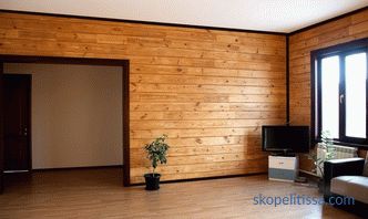 Pregrade u drvenoj kući od drva, unutarnjih zidova, instalacija, fotografija