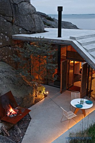 Kuća s prozirnim zidovima na sunčanim kamenim obalama u Sandefjordu, Norveška