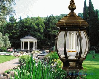 Country lanterns i lampposts, karakteristike i suptilnosti izbora stupova za vrt