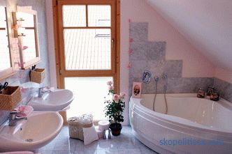 Dizajn kupaonice u privatnoj kući s prozorom, projektima u seoskim kućama, modernim idejama, fotografijama
